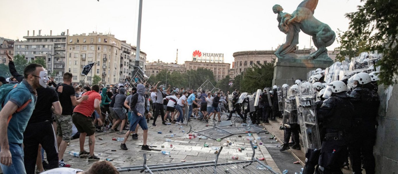 Οργή και πάθος κατά των νέων απαγορεύσεων λόγω κορωνοϊού στην Σερβία – Εκατοντάδες τραυματίες διαδηλωτές και αστυνομικοί