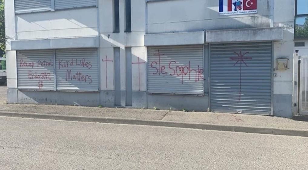 H πρόσοψη ενός τούρκικου τζαμιού στη γαλλική πόλη Grenoble καλύφθηκε με συνθήματα υπέρ της Αγια-Σοφιάς, Σταυρούς και “Recep Petrol ErdoGaz $”