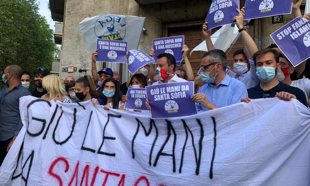 “Εισβολή” Σαλβίνι στο τουρκικό προξενείο: “Κάτω τα χέρια σας από την Αγιά Σοφιά!” – Στηρίζει την Άγκυρα το Βερολίνο