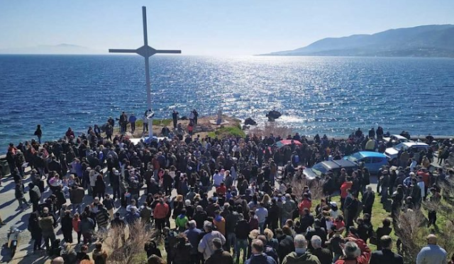 Που κατάντησε η Ελλάδα: Καλούν σε απολογία τους κατοίκους της Λέσβου επειδή “τόλμησαν” να στήσουν ένα Σταυρό στο νησί!