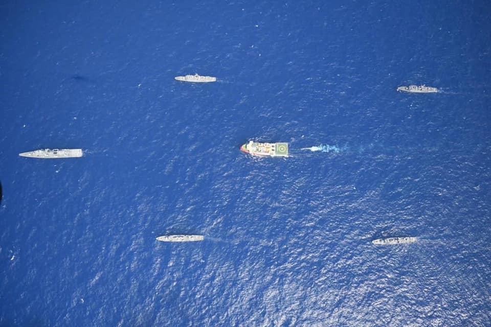6 πύραυλοι για τις sitting ducks … Ο σχηματισμός των πέντε τουρκικών πολεμικών πλοίων με το Oruc Reis μοιάζει με τον τέλειο στόχο
