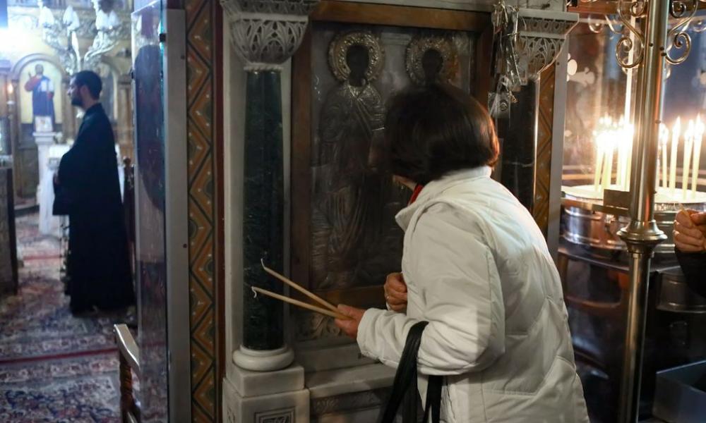 Πιστή “μπουγέλωσε” αστυνομικούς για… το πρόστιμο της μάσκας!