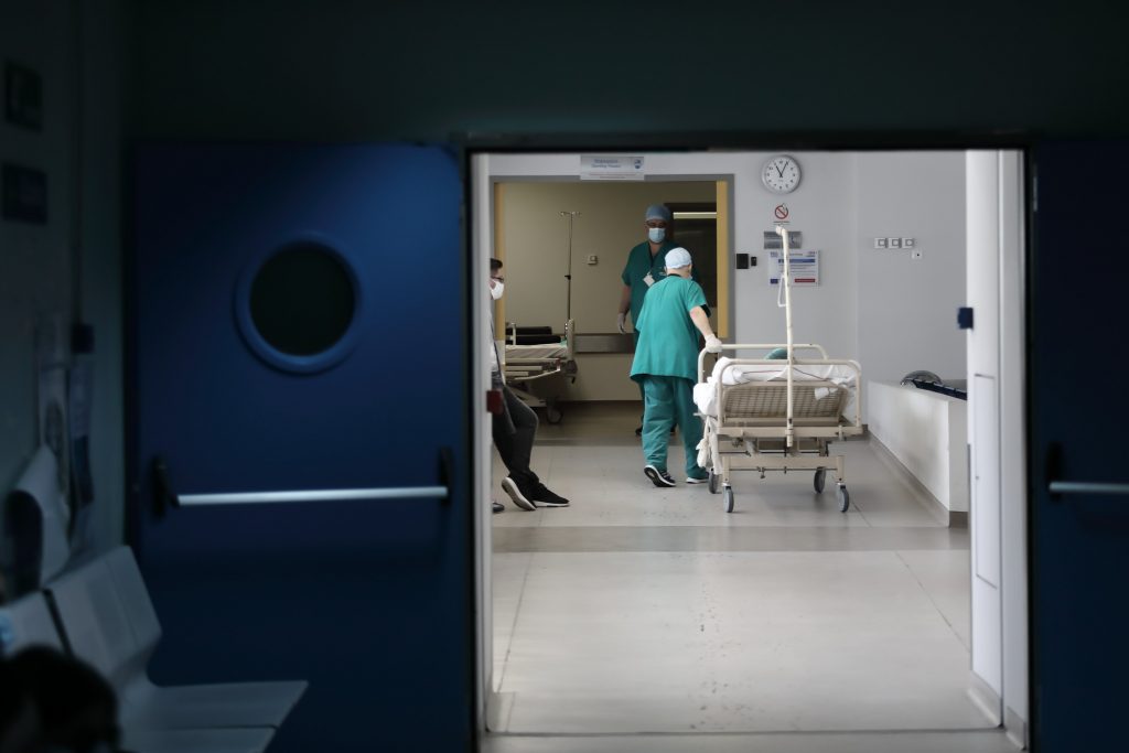 Κορωνοϊός: Νέα μέτρα στο τραπέζι μετά τη δραματική αύξηση των κρουσμάτων – Συναγερμός για τη διασπορά στους νέους