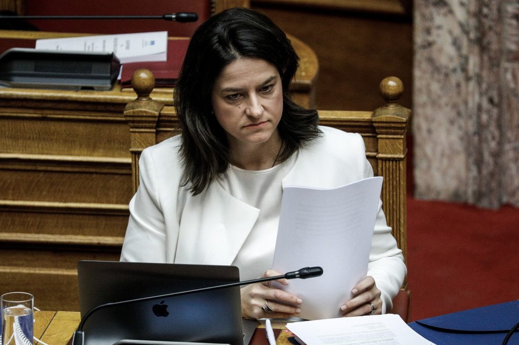 Η υπουργός Παιδείας απάντησε: Ποιος θα καλύπτει το ΚΟΣΤΟΣ της ΜΑΣΚΑΣ στα σχολεία (ΒΙΝΤΕΟ)