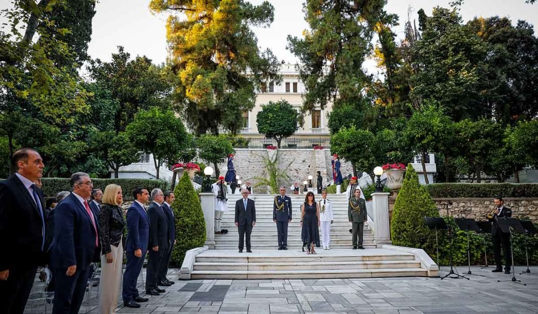 Κάτι δεν πάει καλά με την Σακελλαροπούλου: Χωρίς ελληνική σημαία το Προεδρικό Μέγαρο!!