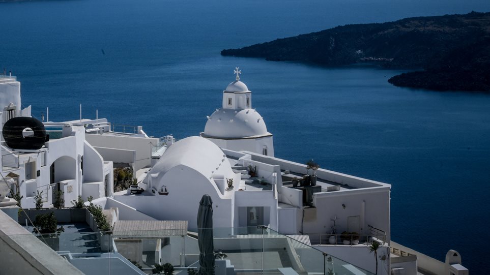 Μητέρα 24χρονης που ταξίδεψε με κορωνοϊό στη Σαντορίνη: Αμφιβάλλω αν υπάρχει ιός – Οργή Χαρδαλιά