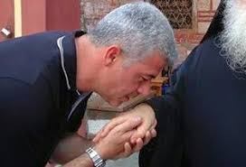 ΔΕΝ ΦΙΛΑΣ ΤΟ ΧΕΡΙ ΤΟΥ ΙΕΡΕΩΣ ;
