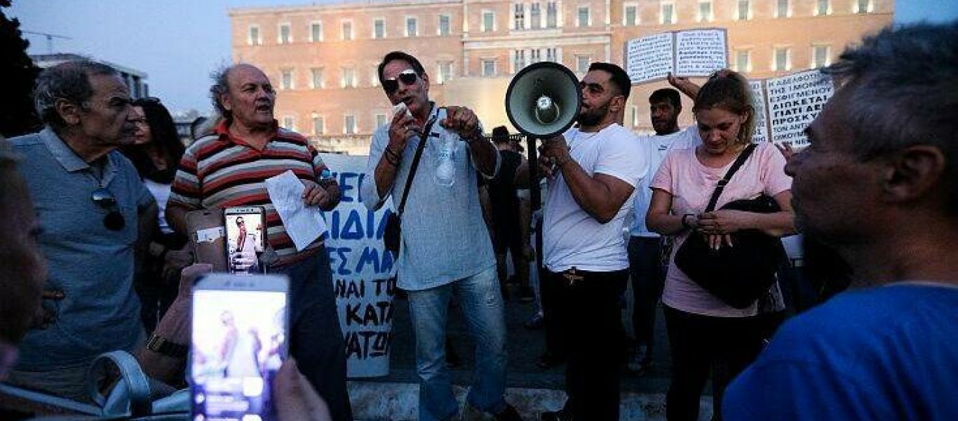 Σύνταγμα: Μεγάλη συγκέντρωση κατά της μάσκας και του υποχρεωτικού εμβολιασμού για τον κορωνοϊό (φώτο)