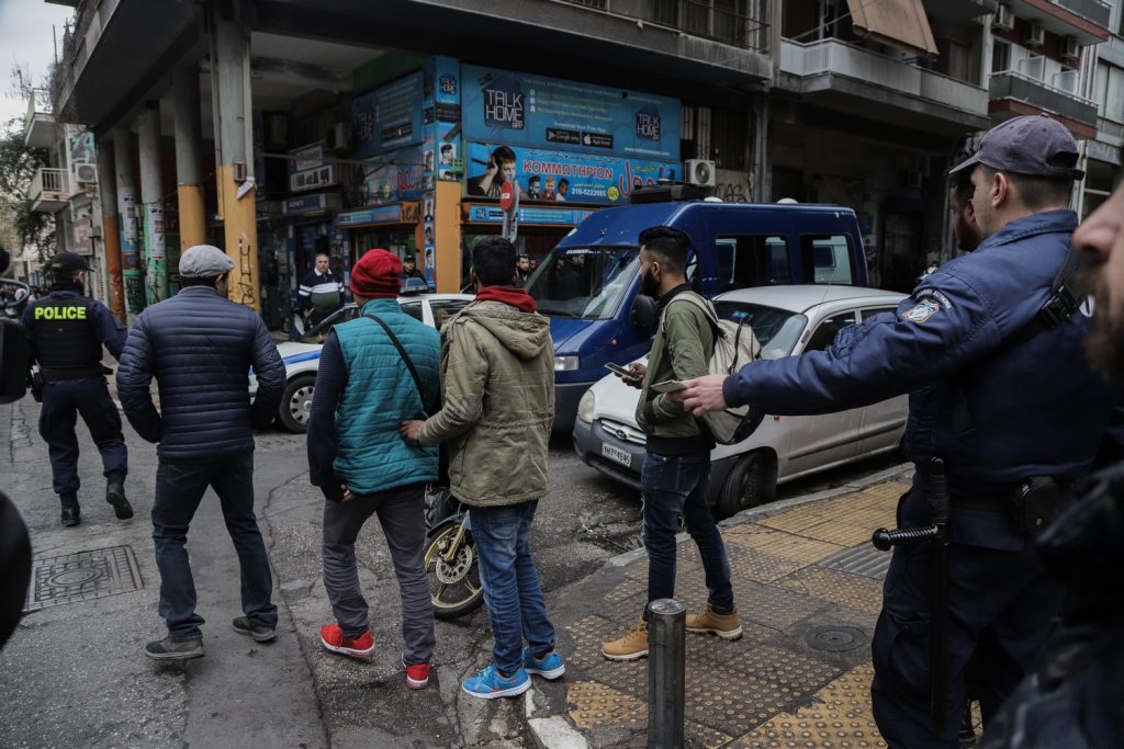 Το ομολογούν! Η Αθήνα «πληρώνει» την εκθετική αύξηση κρουσμάτων σε αλλοδαπούς – Μέτρα ΚΑΙ σε πλατείες! (ΒΙΝΤΕΟ)