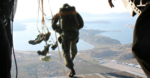 ΤΡΑΓΩΔΙΑ στις Ε.Δ.! Δεν άντεξε ο αλεξιπτωτιστής που παρασύρθηκε από τους θυελλώδεις ανέμους