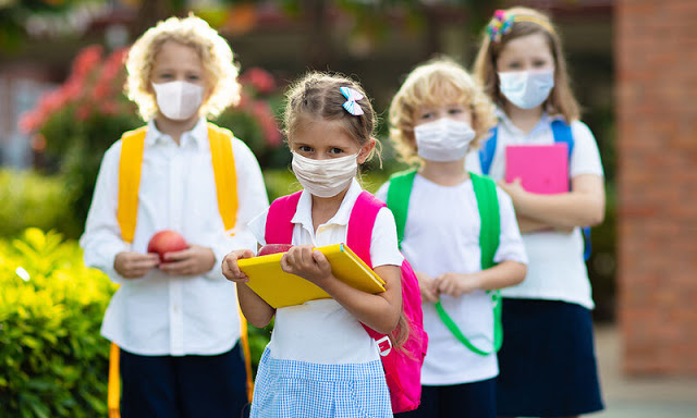ΓΙΑΤΙ Η ΚΥΒΕΡΝΗΣΗ ΘΑ ΧΑΣΕΙ ΤΗ ΜΑΧΗ ΤΗΣ ΜΑΣΚΑΣ ΣΤΑ ΣΧΟΛΕΙΑ