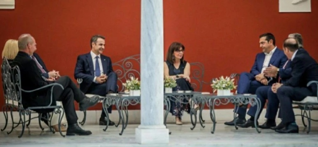“Mια εικόνα χίλιες λέξεις”διαψεύδουν την Σακελλαρόπουλου για τα εθνικά μας σύμβολα!