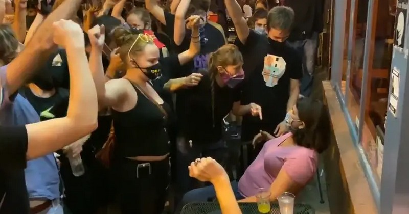 ΣΟΚΑΡΙΣΤΙΚΕΣ ΕΙΚΟΝΕΣ! Αστυνόμοι και αριστεριστές κατά πολιτών – Η ελευθερία σε άμεσο κίνδυνο (vid)