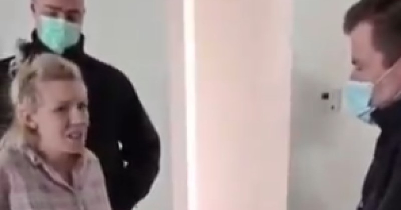 ΧΕΙΡΟΠΕΔΕΣ σε ΕΓΚΥΟ στο σπίτι της, ΜΠΡΟΣΤΑ στα παιδιά της – Ξεφεύγει το πράγμα με τον κορωνοϊό (vid)