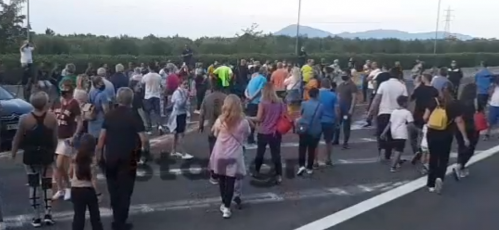 Σε ξενοδοχεία οι αλλοδαποί με COVID. Στο πόδι οι περίοικοι (vid)