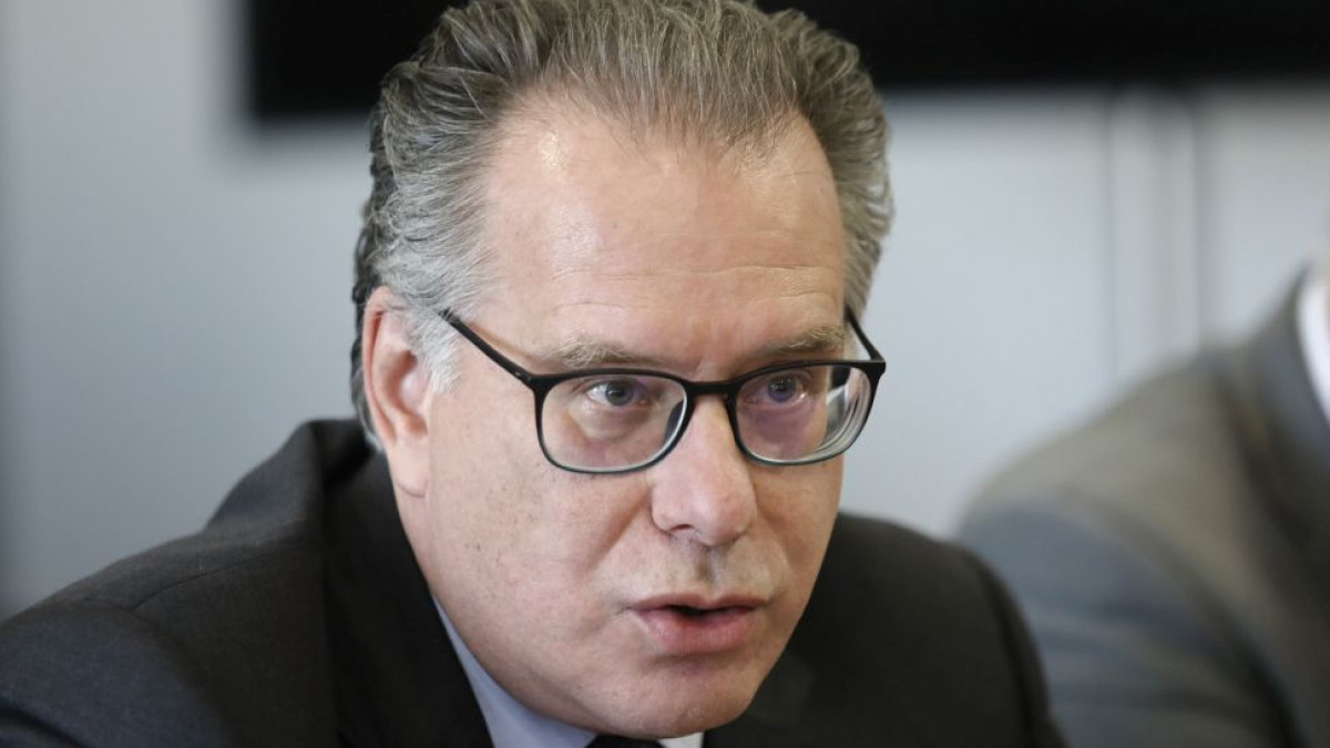 Το «καρφί» Χαρδαλιά για τη θεία κοινωνία υπουργού και η συγγνώμη Κουμουτσάκου
