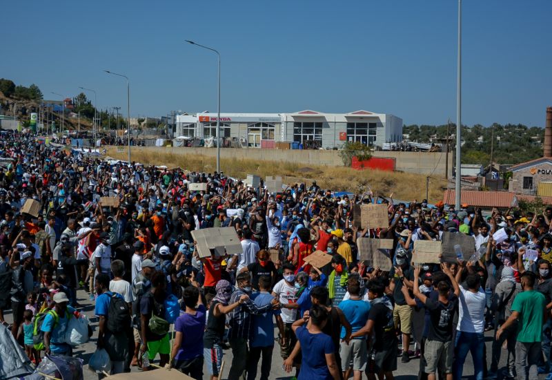 Νέος ξεσηκωμός αλλοδαπών στη Λέσβο! Συγκρούσεις με δυνάμεις των ΜΑΤ! (ΒΙΝΤΕΟ)