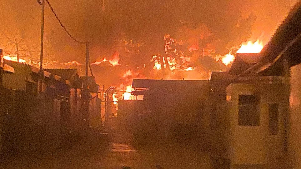 Πύρινη κόλαση στη Λέσβο: Στις φλόγες το ΚΥΤ της Μόριας – Εκκενώθηκε από χιλιάδες μετανάστες (βίντεο)