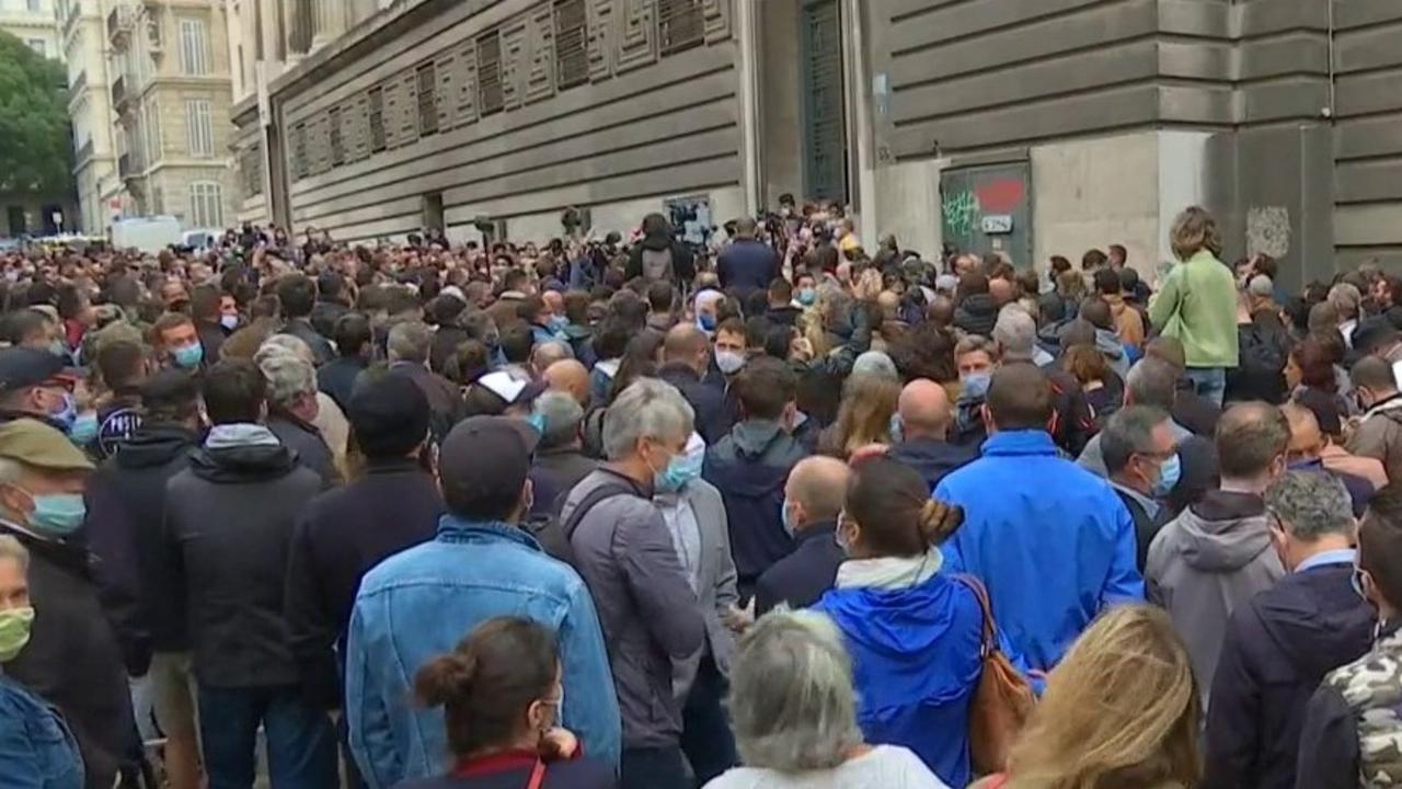 Η ΑΝΤΙΔΗΜΑΡΧΟΣ ΚΑΙ Η ΑΣΤΥΝΟΜΙΑ ΣΤΗΝ ΜΑΣΣΑΛΙΑ ΤΗΣ ΓΑΛΙΑΣ ΚΗΡΥΞΑΝ ΑΝΥΠΑΚΟΗ ΣΤΑ ΜΕΤΡΑ ΤΗΣ ΚΥΒΕΡΝΗΣΗΣ ΓΙΑ ΤΗΝ «ΠΑΝΔΗΜΙΑ»!