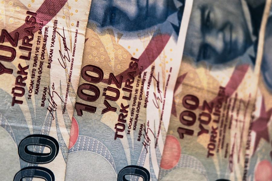 Ο Ερντογάν «εγκαταλείπει» τη λίρα – Έχασαν το 1/3 της αξίας τους οι τράπεζες