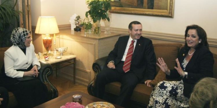 ΑΠΟΣΤΟΛΟΥ : “ΠΡΩΘΙΕΡΕΙΑ” ΔΕΙΝΩΝ Η ΝΤΟΡΑ ΜΠΑΚΟΓΙΑΝΝΗ;
