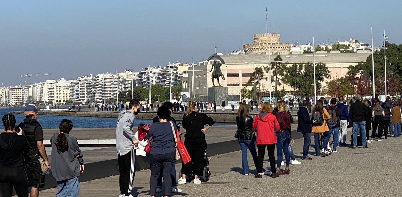 Νεκτάριος Δαπέργολας : Παραλία Θεσσαλονίκης . Στημένοι επί ώρες σε ατέλειωτες ουρές για το δωρεάν τεστ κορωνοϊού!