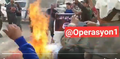 Στην κατεχόμενη από Τούρκους συριακή πόλη Ρας αλ-Άιν οι υποστηρικτές του Ερντογαν ύψωσαν τη σημαία της ISIS και έκαψαν τη γαλλική σημαία..