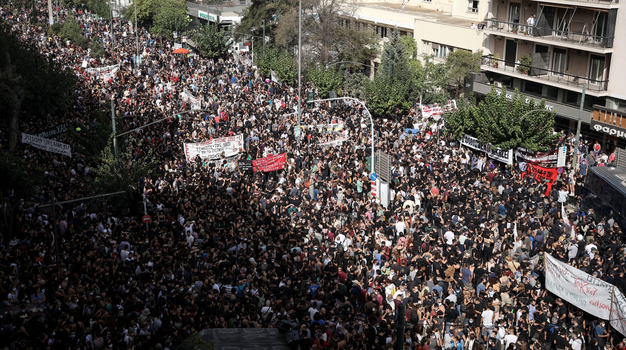 ΑΠΙΣΤΕΥΤΗ ΠΑΡΑΔΟΧΗ ΓΕΩΡΓΙΑΔΗ: «ΓΙΑ ΕΝΑΝ ΕΥΓΕΝΗ ΣΚΟΠΟ ΠΑΡΑΒΙΑΣΑΜΕ ΤΟΝ ΝΟΜΟ ΚΑΙ ΕΠΙΤΡΕΨΑΜΕ ΤΗ ΣΥΓΚΕΝΤΡΩΣΗ ΕΞΩ ΑΠΟ ΤΟ ΕΦΕΤΕΙΟ… ΞΕΡΑΜΕ ΟΤΙ ΣΕ 15 ΜΕΡΕΣ ΘΑ ΕΧΟΥΜΕ ΑΥΞΗΣΗ ΤΩΝ ΚΡΟΥΣΜΑΤΩΝ!»