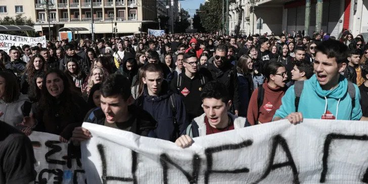 Μαθητές προς Κεραμέως: «Είμαστε χιλιάδες και ερχόμαστε από εκεί!»