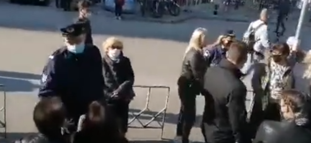 Ουρές έξω από τον Άγιο Δημήτριο! Διαμαρτυρίες πιστών – Τι είπαν οι αστυνομικοί (vid)