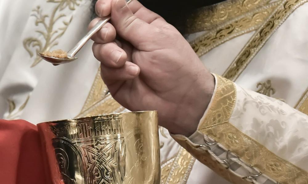 Απίστευτες καταστάσεις ! Δικαστήριο στην Ελλάδα θα αποφασίσει αν είναι ποινικό αδίκημα η Θεία Κοινωνία!