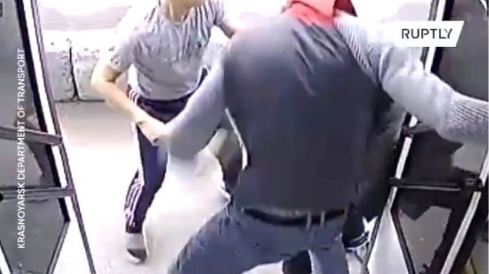 Ρωσία: Άγριος τσακωμός με γροθιές μεταξύ επιβατών και ελεγκτή σε λεωφορείο για τη… μάσκα – Δείτε βίντεο