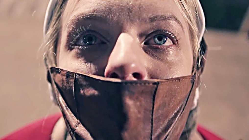 H δυστοπική σειρά « The Handmaid’s Tale » μεταφορά της νουβέλας της Μάργκαρετ Άτγουντ είχε προβλέψει μια κοινωνία με μάσκες σ΄ένα ολοκληρωτικό θεοκρατικό καθεστώς που …