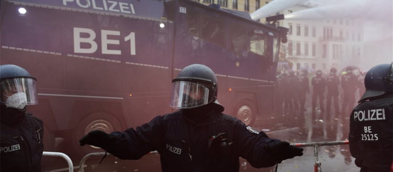 Χιλιάδες Γερμανοί διαδηλώνουν κατά των μέτρων απαγόρευσης της Α.Μέρκελ: Η αστυνομία επιτίθεται με ρίψεις νερού & χημικών