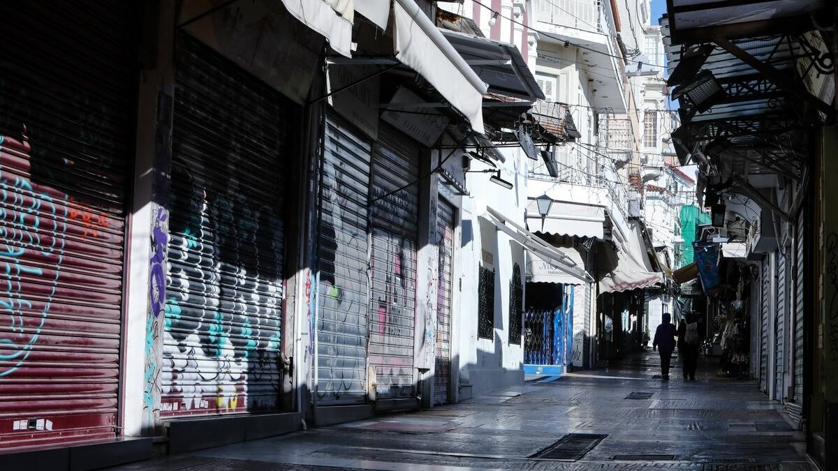Πόσο απέχει η Αττική από το ολικό lockdown: Από τι θα κριθεί και ποια είναι η ημερομηνία «πυξίδα»