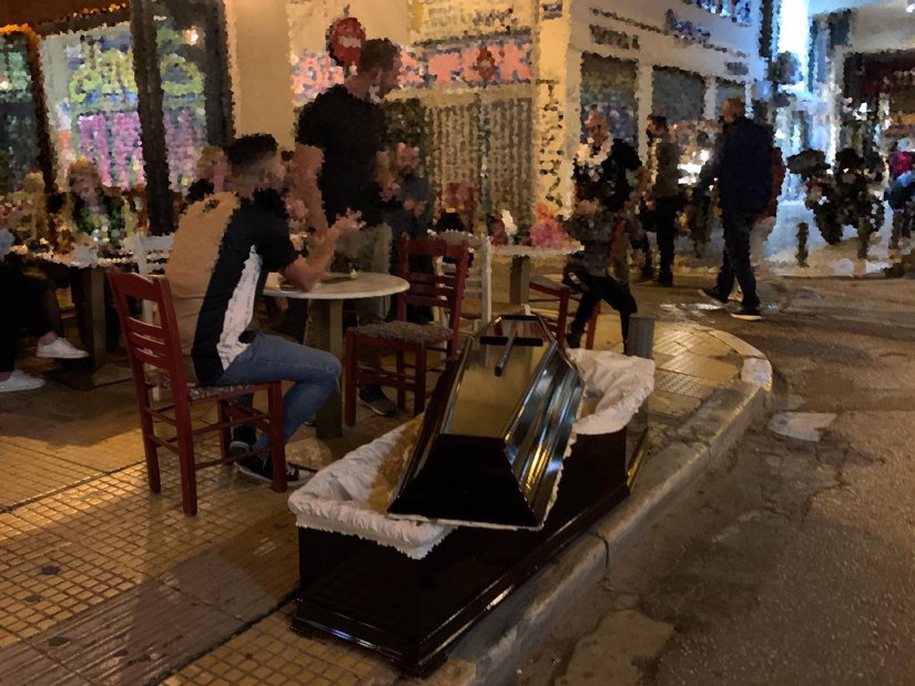 Το «τέλος» της εστίασης μόλις ήρθε – Έβγαλαν… φέρετρο σε μεζεδοπωλείο στου Ψυρρή