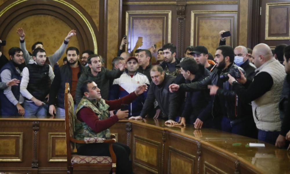 Εξοργισμένοι Αρμένιοι λίντσαραν τον πρόεδρο της Βουλής: «Δεν παραδίνουμε τη γη μας» (βίντεο)