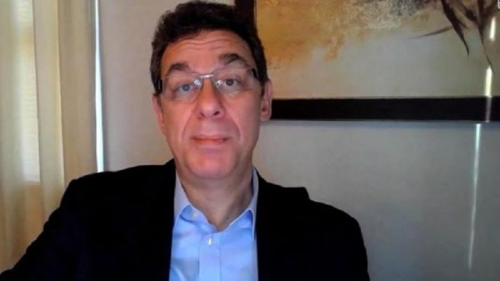 Ο CEO της Pfizer Αλβέρτος Μπουρλά δεν θα σπεύσει να κάνει το εμβόλιο της εταιρίας του!
