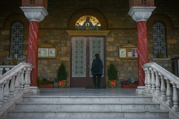 Μητροπολίτης έδιωξε τους αστυνομικούς από την εκκλησία: «Περάστε έξω, είστε ανεπιθύμητοι»
