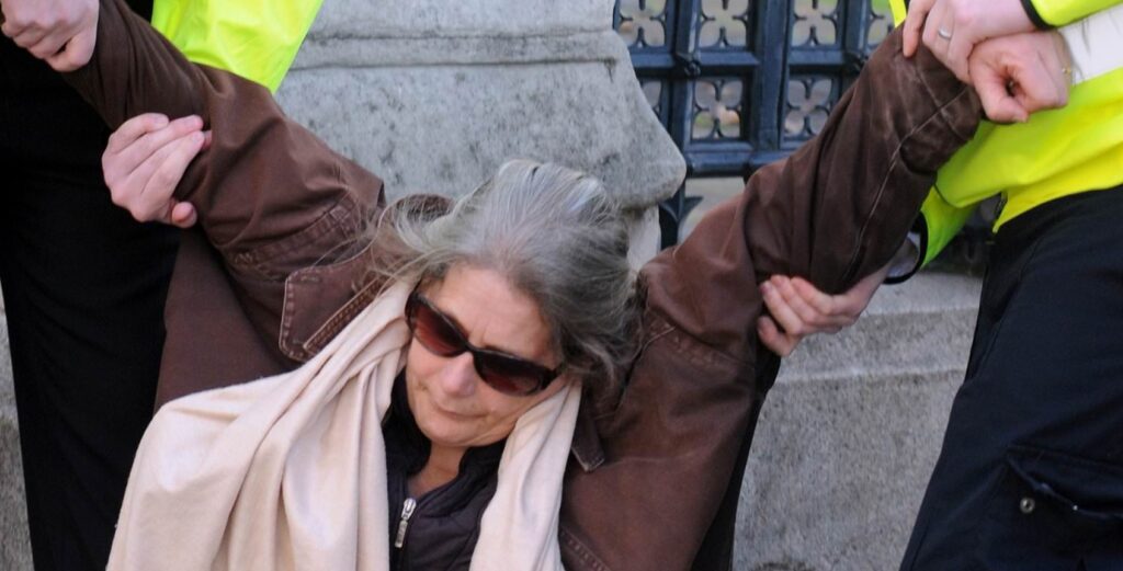 Θα τολμήσουν και στην Ελλάδα;;; Δεν κοιτούν ηλικίες οι διεθνιστές (vid)