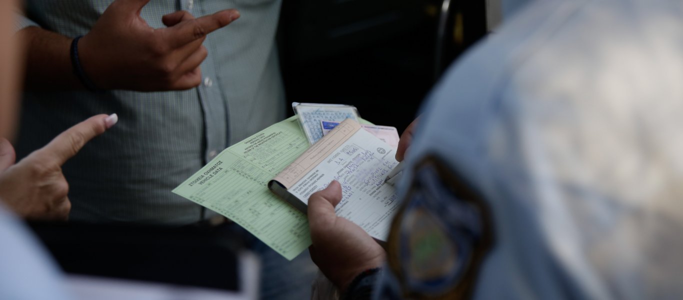 Θεσσαλονίκη: Έκοψαν 900 (!) ευρώ πρόστιμο σε 17χρονη κοπέλα – «Κυκλοφορούσε στις 20:40» λέει ο άνεργος πατέρας της