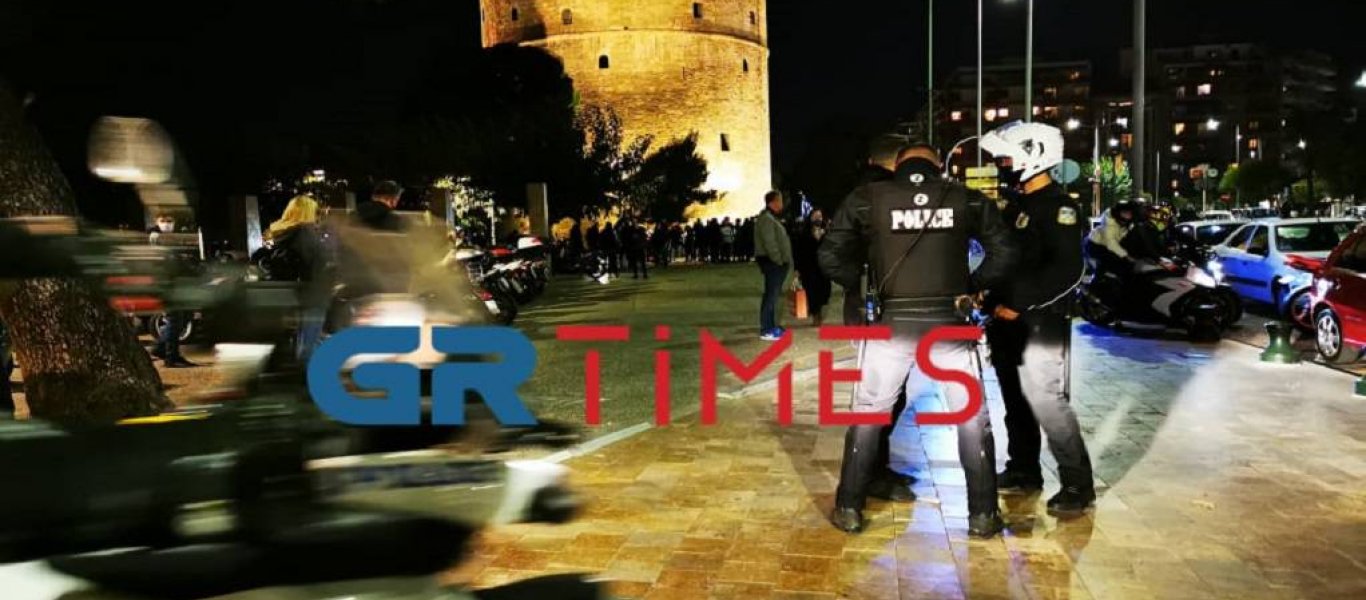 Θεσσαλονίκη: Συγκέντρωση πολιτών στον Λευκό Πύργο – Διαμαρτύρονται για το lockdown (φώτο-βίντεο)