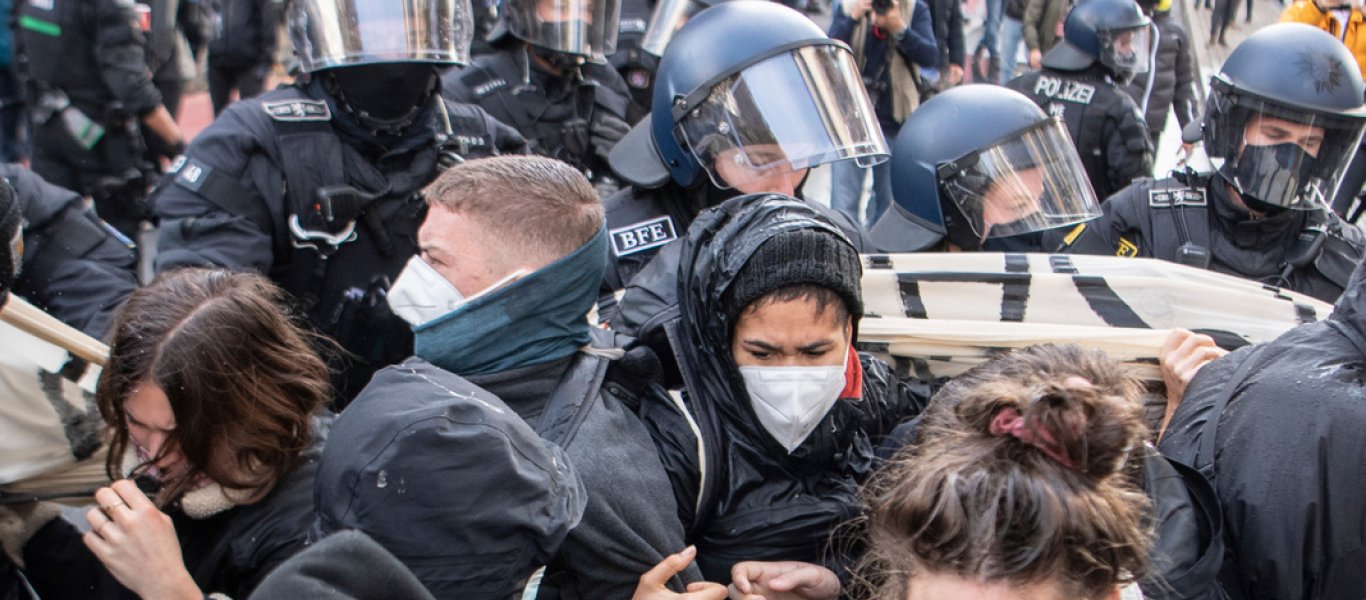 «Καζάνι» που βράζει η Ευρώπη – Μαζικές διαδηλώσεις κατά των σκληρών περιοριστικών μέτρων σε πολλές χώρες (βίντεο)
