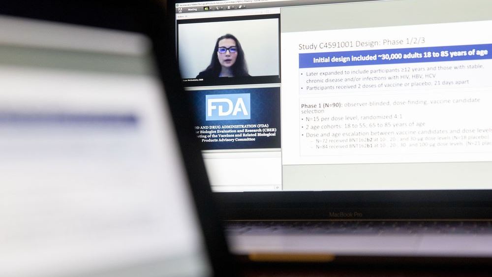 Γιατί τέσσερις εμπειρογνώμονες της FDA ψήφισαν “όχι” στην έγκριση του εμβολίου της Pfizer