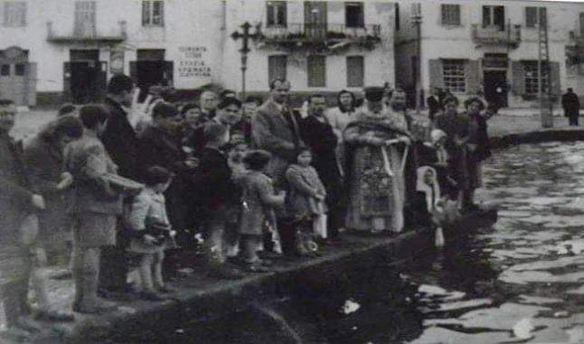 Ποιος είσαι που αποφάσισες να μην αγιαστούν τα ύδατα και ποια είναι η ιδιότητά σου;