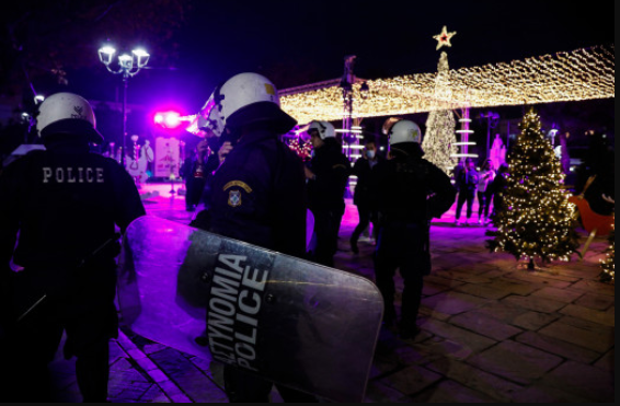 ΕΦΟΔΟΙ σε σπίτια Ελλήνων από την αστυνομία Χριστουγεννιάτικα! Αυτή είναι η νέα μας ζωή – ΒΙΝΤΕΟ