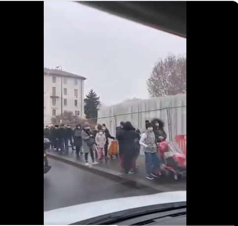 ΑΠΟ ΤΗΝ ”ΠΑΝΟΥΚΛΑ” ΣΤΗΝ ”ΠΕΙΝΑ” Η κατάρρευση του δυτικού παραπετάσματος (lockdown)…Στο Μιλάνο 4000 άτομα σε ουρά για Τράπεζα παροχής τροφίμων. 5.000.000 Ιταλοί πεινάνε.