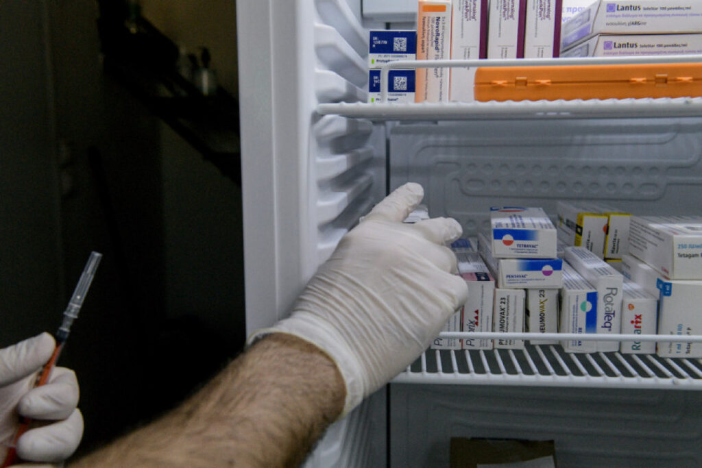 ΕΚΤΑΚΤΟ! «Συναγερμός» στην Βρετανία: Όσοι έχουν σοβαρές αλλεργίες να μην κάνουν το εμβόλιο