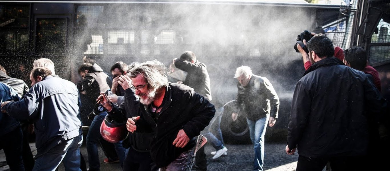Οργισμένοι εργαζόμενοι στην εστίαση διαμαρτυρήθηκαν έξω από το Μαξίμου – Σε ανοικτό «πόλεμο» εστίαση & κυβέρνηση