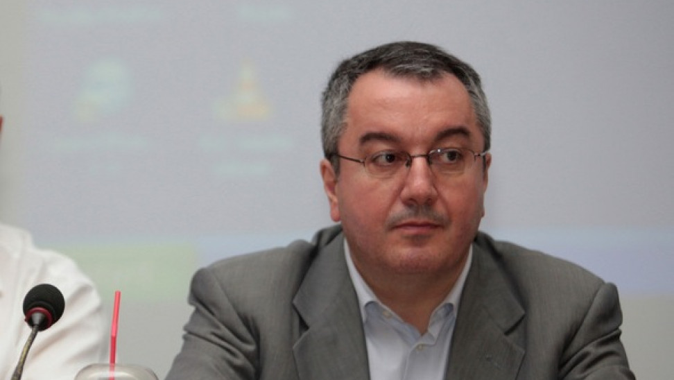 Ανάλυση Μόσιαλου: Τι έχει συμβεί με τους 6 θανάτους στις δοκιμές του εμβολίου